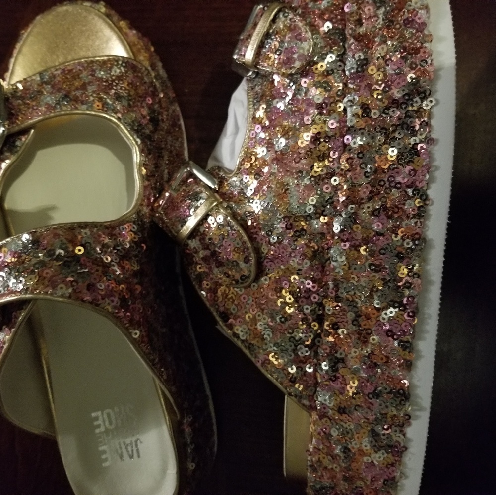 Jane and the shoe - Picture 2 of 2